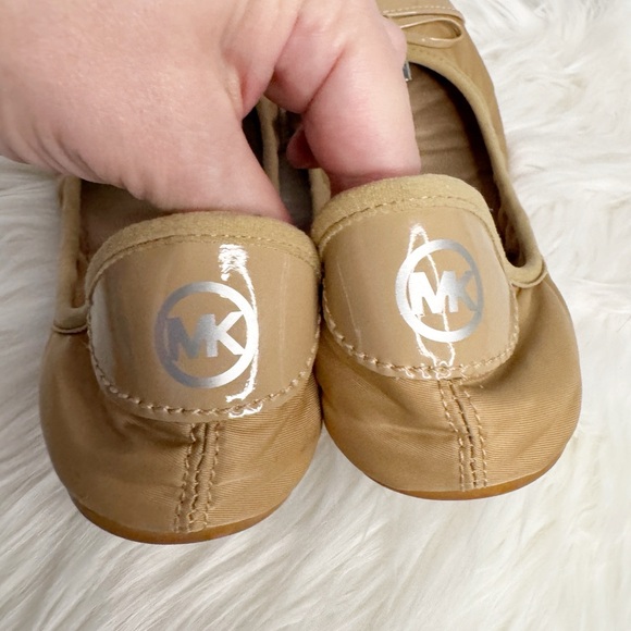 MICHAEL KORS LIGHT TAN VEGAN BALLET FLATS SZ 7.5 - Picture 8 of 10